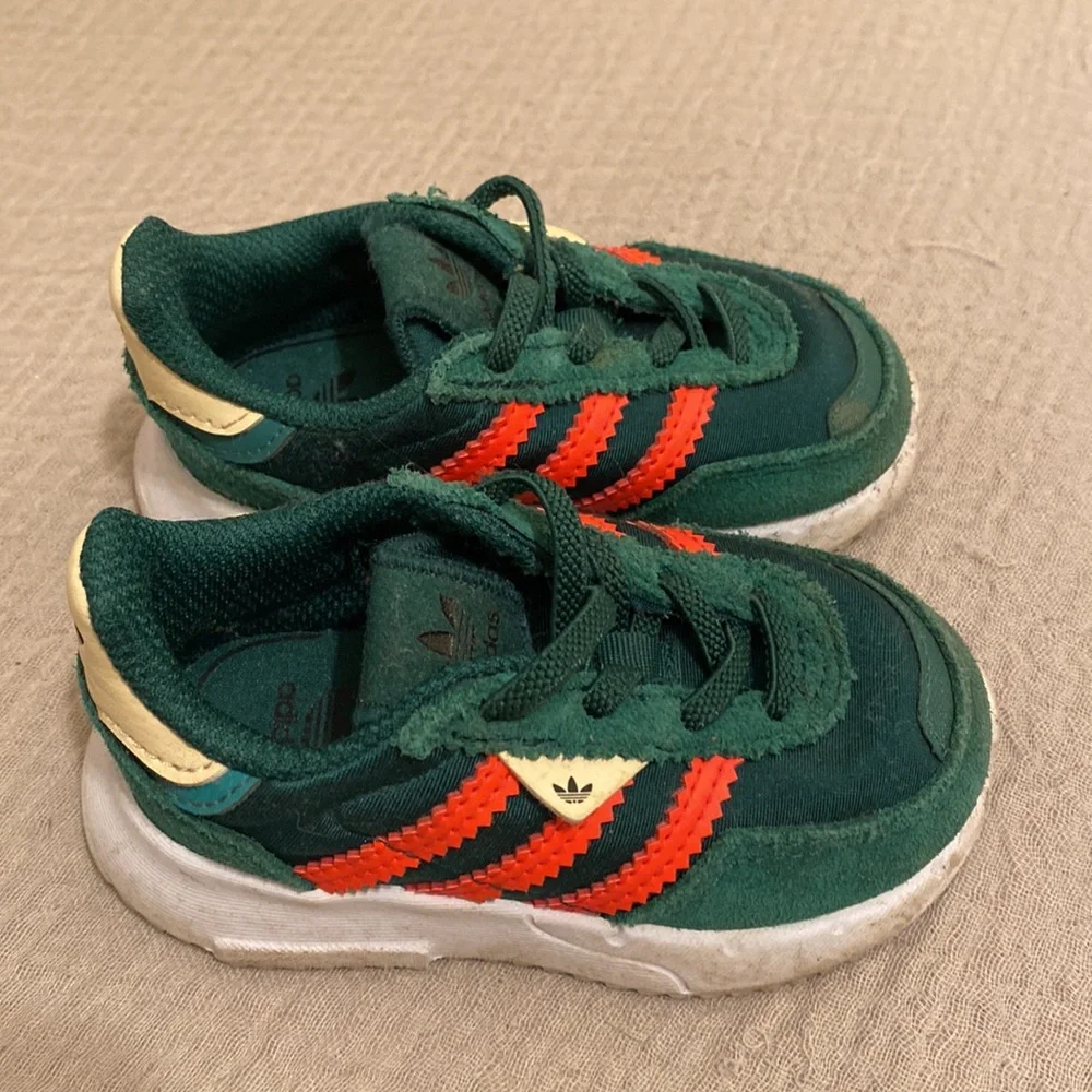 adidas Kids Dark Green & Bright Orange Suede Trainer. Size 5